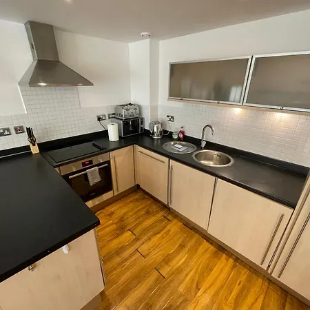1 Bed Next To Train Station City Centre Apartment Leeds (West Yorkshire)