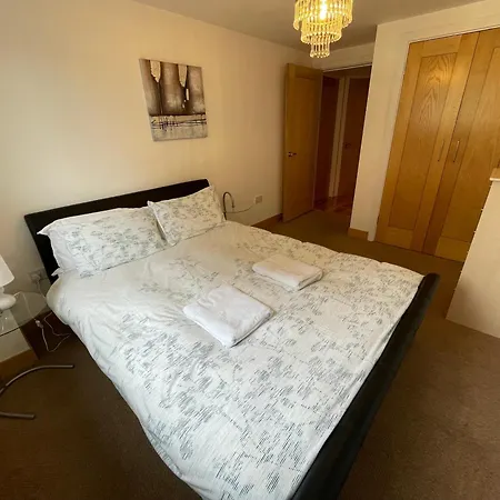 1 Bed Next To Train Station City Centre Apartment *